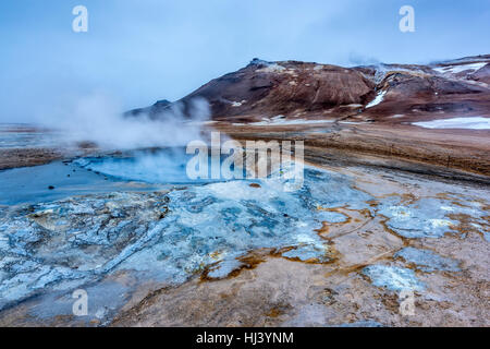 Natürlichen Dampf steigt aus vulkanischen Schloten in der Erde im Hverir in Island in der Nähe von Myvatn-See Stockfoto