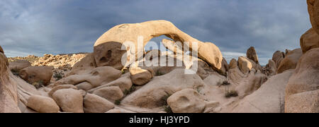 Panorama des berühmten Arch Rock im Joshua Tree National Park an einem bewölkten Tag. Stockfoto