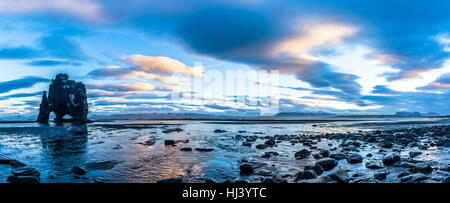 Ein Wahrzeichen Strand in Island namens Dinosaur Rock ragt 50 Fuß aus dem seichten Wasser während eines morgendlichen Sonnenaufgang. Stockfoto