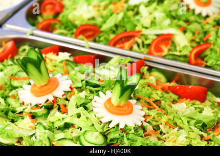 Salatbar mit Gemüse im Restaurant, gesunde Ernährung Stockfoto