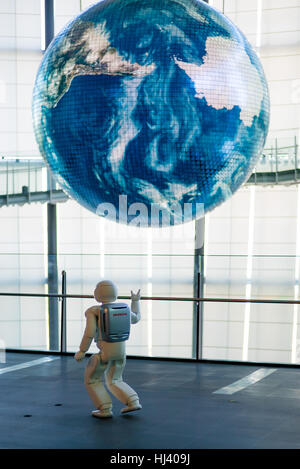 Hondas ASIMO Roboter deutet auf einen Globus in The National Museum of Emerging Science und Innovation (Miraikan) Stockfoto