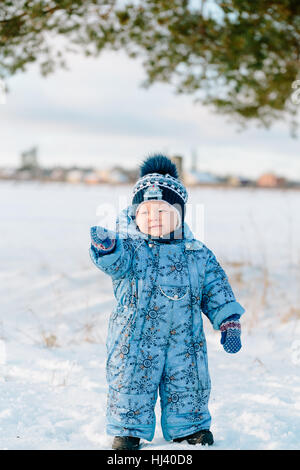 Porträt des kleinen Jungen im winter Stockfoto