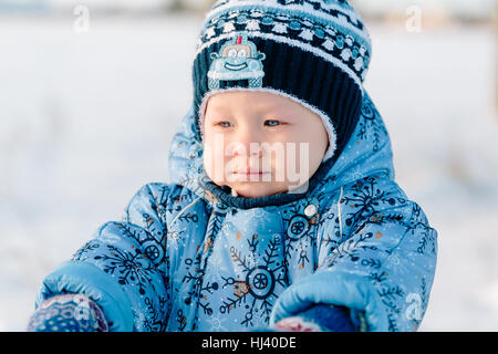 Porträt des kleinen Jungen im winter Stockfoto