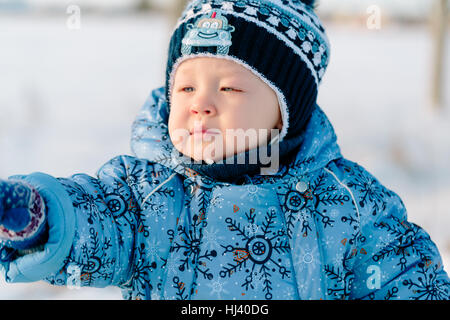 Porträt des kleinen Jungen im winter Stockfoto