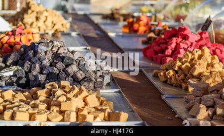 Sortierte fudge für Verkauf auf Fächer, die in einem Markt. Stockfoto