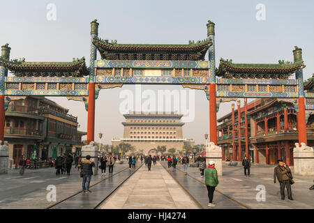 Eingang zur Qianmen Street mit einem traditionellen Bogen und Qianmen Tor, Peking, Volksrepublik China, Asien Stockfoto