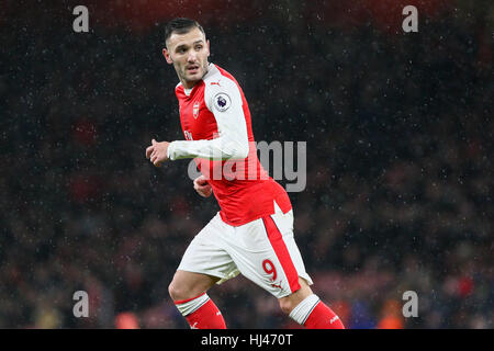 Lucas Perez von Arsenal in der Premier-League-Spiel zwischen Arsenal und Crystal Palace im Emirates Stadium in London am ball. Stockfoto