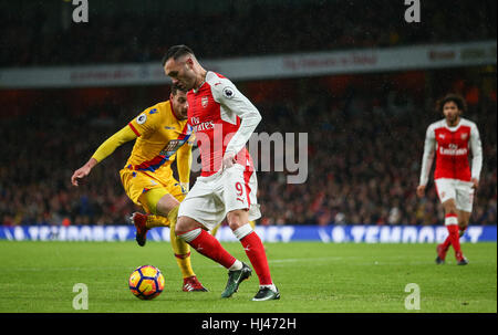 Lucas Perez von Arsenal in der Premier-League-Spiel zwischen Arsenal und Crystal Palace im Emirates Stadium in London am ball. Stockfoto