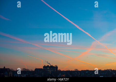 Dawn mit einer Schule am Horizont mit Rauch aus dem Schornstein Stockfoto