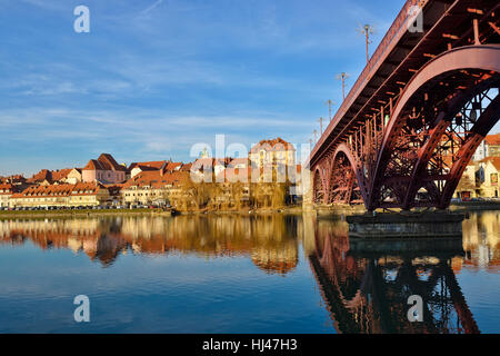 Maribor, Slowenien. Glavnibrücke über den Fluss Drava, der zur Altstadt Maribors führt Stockfoto