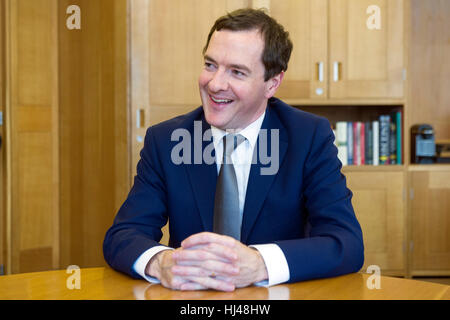 George Osborne, ehemaliger Kanzler des Finanzministeriums und jetzt Ökonom für Blackrock Investitionen in seinem Büro. Stockfoto