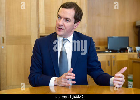 George Osborne, ehemaliger Kanzler des Finanzministeriums und jetzt Ökonom für Blackrock Investitionen in seinem Büro. Stockfoto