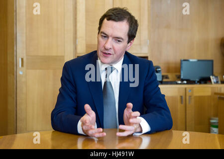 George Osborne, ehemaliger Kanzler des Finanzministeriums und jetzt Ökonom für Blackrock Investitionen in seinem Büro. Stockfoto