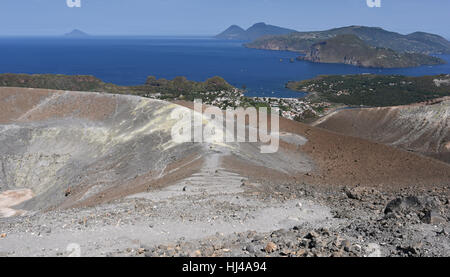 Blick von der Gran Cratere auf Vulcano von mehreren anderen Äolischen Inseln, einschließlich Lipari, Salina und Filicudi Stockfoto