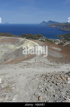 Blick von der Gran Cratere auf Vulcano von mehreren anderen Äolischen Inseln, einschließlich Lipari, Salina und Filicudi Stockfoto