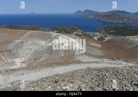 Blick von der Gran Cratere auf Vulcano von mehreren anderen Äolischen Inseln, einschließlich Lipari, Salina, Filicudi und Alicudi Stockfoto