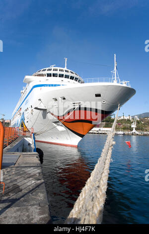 Kreuzfahrtschiff AIDAblu im Hafen von Funchal, Madeira, Portugal Stockfoto