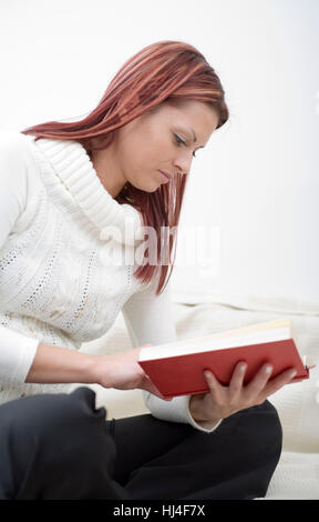 Junge Frau mit einem Buch Stockfoto