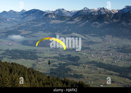 Gleitschirme, hinter Allgäuer Alpen mit Grünten, Allgäu, Bayern, Deutschland Stockfoto