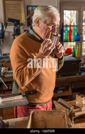 Drehorgel-Generator, Workshop, Mann hineinblasen Stimmstock, Überprüfung von Tönen mit dem Mund, Grassau, Bayern, Oberbayern Stockfoto