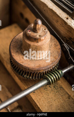 Drehorgel, pickup-sound-System, Wurm-Zahnrad mit Metallstab als eine Kurbelwelle Zahnrad, Grassau, Upper Bavaria, Bavaria, Germany Stockfoto