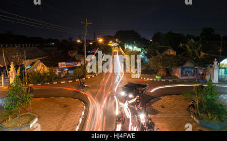 Kreuzung, Verkehr auf Straße bei Nacht, leichte Streifen verschwommen Auto Lichter, Yogyakarta, Java, Indonesien Stockfoto