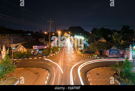 Kreuzung, Straße in der Nacht mit helle Streifen verschwommen Autolichter, Yogyakarta, Java, Indonesien Stockfoto