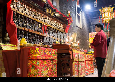 Gläubigen während sie, in der Man Mo Tempel in Hong Kong beten Stockfoto