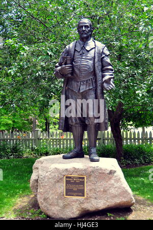 Guilford, Connecticut: Statue von Reverend Henry Whitfield (1590-1657) im Garten seiner historischen 1639-Steinhaus Stockfoto