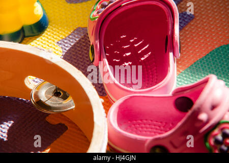 Teppich von Kindern mit über kleine Schuhe und Spielwaren Stockfoto