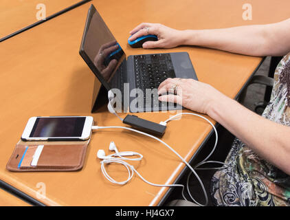 Konnektivität Konzept Frau mit elektronischen Geräten, der Laptop, Recorder, und Pda und damit verbundenen angeschlossenen Kabel enthält. Stockfoto