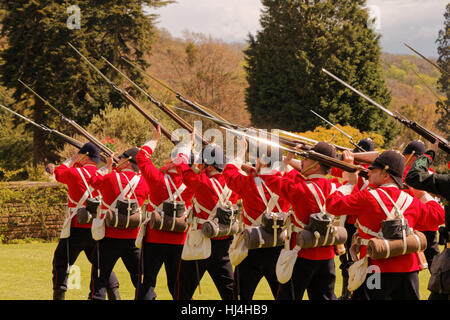 Tyntesfield, England - 30. April 2016: Viktorianische Festival. Königin Victorias Armee in Wraxall mit lebendigen Geschichte Gruppen. Stockfoto