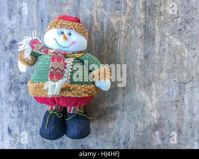 Annaberger Spielzeug an der hölzernen Wand hängen. Stockfoto