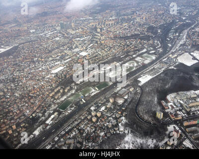 Pankrac District und der Süd-Verbindung-Autobahn in Prag, Tschechien. Luftbild vom Flugzeug abgebildet. Die Süd-Verbindung-Autobahn (Jizni Spojka) ist die Straße in der Mitte. Fußball und Baseball Felder sind zwischen der Autobahn und dem Tal des Kunraticky Baches (Kunraticky Potok) gesehen. Bezirke über die Autobahn sind Pankrac und Krc (von links nach rechts). Die Pankrac Wolkenkratzer sind in der Ferne sehen. Stockfoto