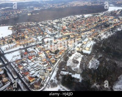 Kloster unserer lieben Frau siegreich am weißen Berg in Prag, Tschechien. Luftbild vom Flugzeug abgebildet. Das Kloster liegt in der linken Seite sichtbar. Der weiße Bereich im linken ist am weißen Berg (Bila Hora) wo die Schlacht am weißen Berg 1620 während des Dreißigjährigen Krieges stattfand. Die größte Straße auf dem Bild ist Belohorska Street. Der dunkle Bereich in der Ferne ist das Hvezda Game Reserve (Obora Hvezda) mit der Star Sommerpalast (Letohradek Hvezda). Stockfoto