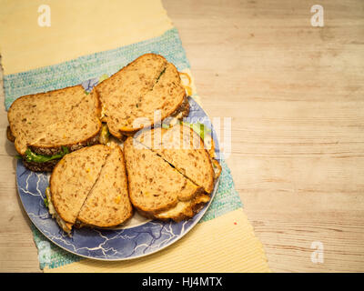 Sandwich-hausgemachte auf Holztisch Stockfoto