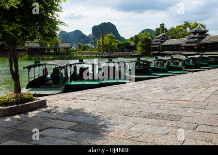 Boote auf dem Fluss Li Guilin China Stockfoto