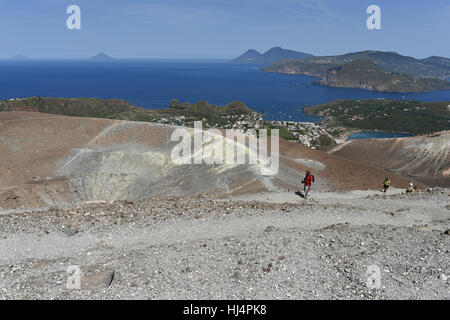 Blick von der Gran Cratere auf Vulcano von mehreren anderen Äolischen Inseln, einschließlich Lipari, Salina, Filicudi und Alicudi Stockfoto