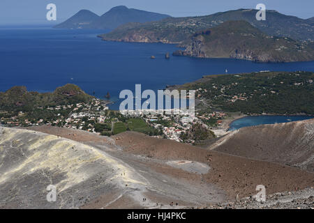 Blick von der Gran Cratere auf Vulcano von zwei der anderen Äolischen Inseln, Lipari und Salina mit Vulcanello im Vordergrund Stockfoto