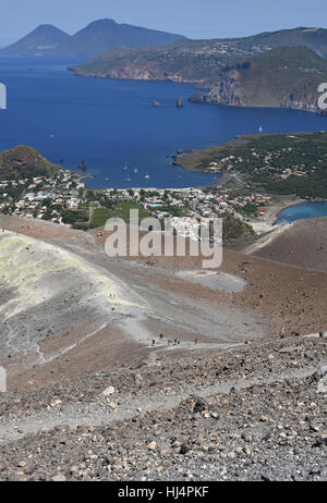 Blick von der Gran Cratere auf Vulcano von zwei der anderen Äolischen Inseln, Lipari und Salina mit Vulcanello im Vordergrund Stockfoto