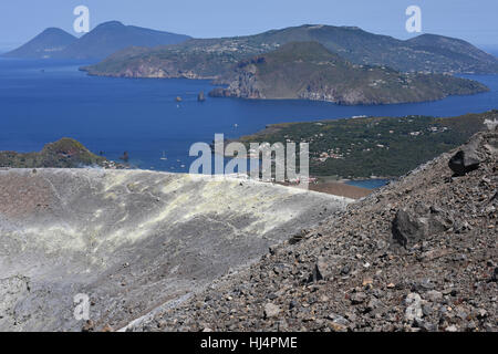 Blick von der Gran Cratere Vulcano und zwei der anderen Äolischen Inseln Lipari und Salina mit Vulcanello im Vordergrund Stockfoto