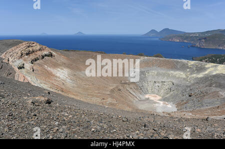 Blick von der Gran Cratere auf Vulcano von mehreren anderen Äolischen Inseln, einschließlich Lipari, Salina, Filicudi und Alicudi Stockfoto