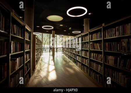 Blick auf die Bücherregale in der Bibliothek um Birmingham, England UK Stockfoto