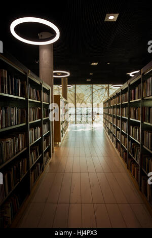 Blick auf die Bücherregale in der Bibliothek um Birmingham, England UK Stockfoto