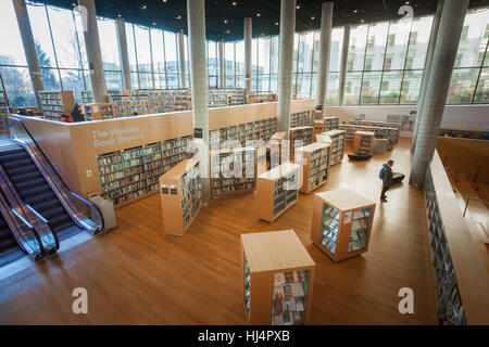 Blick auf die Bücherregale in der Bibliothek um Birmingham, England UK Stockfoto