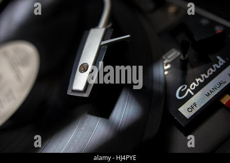 Schließen Sie herauf Bild der eine altmodische mono Plattenspieler (Garrard) zeigt den Stift Arm auf eine Schallplatte. Stockfoto