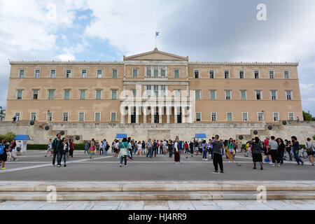 Athen, Griechenland - 22. September 2016: Das griechische Parlament und das Denkmal des unbekannten Soldaten mit Wachen in Athen, Griechenland. Stockfoto