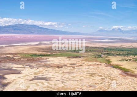 Rot gefärbten Lake Natron mit (von links nach rechts) Mt Gilai, Mt Keremasi und Mt Oldoinyo Lengai im Hintergrund (Luftbild) Stockfoto