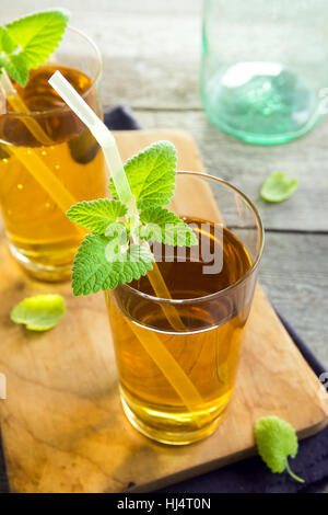 Kombucha Tee super Essen pro biotische Getränke in Gläsern mit Minze auf hölzernen Hintergrund - hausgemachte gesunde Bio fermentierten probiotischen Getränken Stockfoto