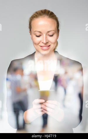 Schöne junge kaukasischen Geschäftsfrau mit Handy. Stockfoto